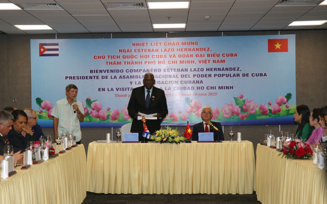 El presidente de la Asamblea Nacional del Poder Popular y del Consejo de Estado de Cuba, Esteban Lazo Hernández, realiza una visita de trabajo a Ciudad Ho Chi Minh el 3 de octubre. (Foto: VNA) vna-potal-chu-tich-quoc-hoi-cuba-lam-viec-voi-lien-hiep-cac-to-chuc-huu-nghi-thanh-pho-ho-chi-minh-hufo-8315413.jpg