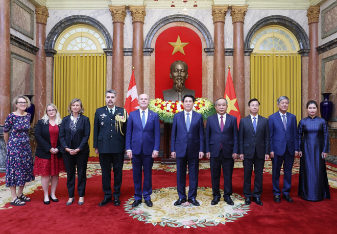 El presidente Luong Cuong (quinto desde la derecha) recibe al embajador canadiense James Nickel (quinto desde la izquierda). (Foto: VNA) vna-potal-chu-tich-nuoc-luong-cuong-tiep-dai-su-canada-trinh-quoc-thu-8314901.jpg