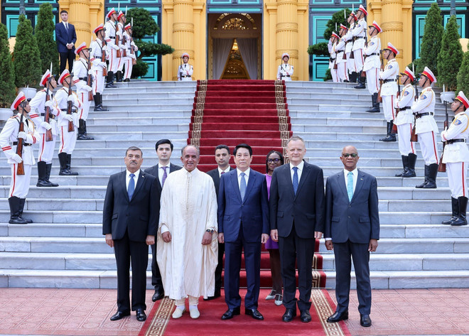 El presidente Luong Cuong recibe a los embajadores no residentes de Jamaica, Túnez, Eslovenia y Tayikistán. (Foto: VNA) vna-potal-chu-tich-nuoc-tiep-cac-dai-su-tunisia-jamaica-tajikistan-slovenia-trinh-quoc-thu-8315283.jpg