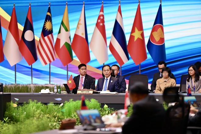 El viceprimer ministro y ministro de Relaciones Exteriores, Bui Thanh Son, encabezó una delegación de Vietnam en la Reunión Ministerial ASEAN-Reino Unido celebrada el 11 de julio en Malasia. (Foto: VNA) vna-potal-asean-diem-tua-chien-luoc-trong-trat-tu-the-gioi-dang-thay-doi-8149592.jpg