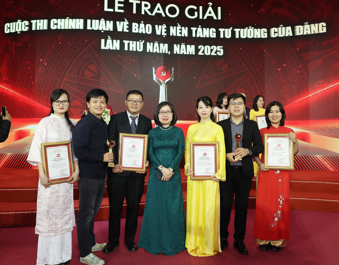 Dirigentes y autores de la Agencia de Noticias de Vietnam en la ceremonia. Foto: VNA vna-potal-le-trao-giai-cuoc-thi-chinh-luan-ve-bao-ve-nen-tang-tu-tuong-cua-dang-lan-thu-nam-8355814.jpg
