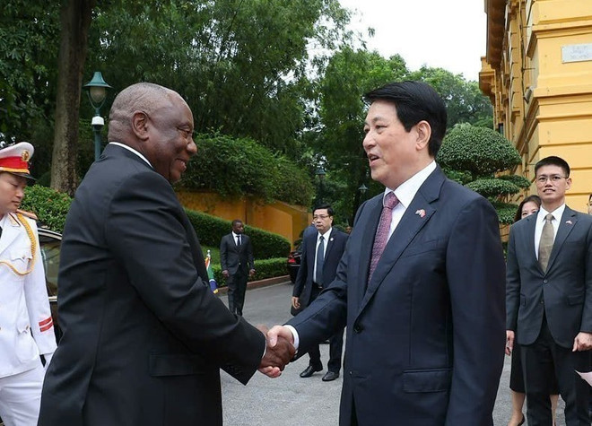 El presidente de Vietnam, Luong Cuong, recibe en el Palacio Presidencial a su homólogo de Sudáfrica, Matamela Cyril Ramaphosa (Fuente: VNA) vna-potal-le-don-tong-thong-nam-phi-tham-cap-nha-nuoc-den-viet-nam-8357529.jpg