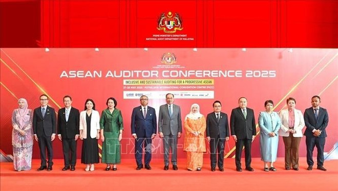 En la conferencia (Fuente: VNA) oi-nghi-kiem-toan-vien-asean-2025-tai-malaysia-stand.jpg