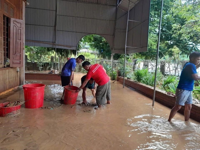 El personal de la Cruz Roja de Vietnam ayuda a los hogares afectados por las inundaciones tras la tormenta Wipha. (Foto: VNA) vna-potal-hoi-chu-thap-do-viet-nam-cuu-tro-khan-cap-nguoi-dan-vung-lu-nghe-an-8169713.jpg