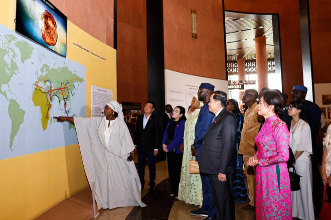 El presidente de la Asamblea Nacional de Vietnam, Tran Thanh Man, acompañado por su esposa y una delegación de alto nivel, visita el Museo de las Civilizaciones Negras en Dakar (Fuente: VNA) vna-potal-chu-tich-quoc-hoi-tran-thanh-man-va-phu-nhan-tham-quan-bao-tang-van-minh-chau-phi-8169782-1.jpg