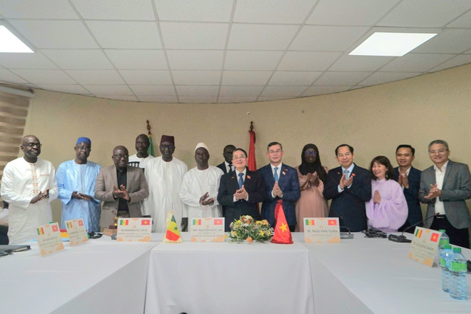 En el encuentro (Fuente: VNA) vna-potal-pho-chu-tich-quoc-hoi-nguyen-duc-hai-lam-viec-voi-chu-tich-toa-tham-ke-senegal-8169867.jpg