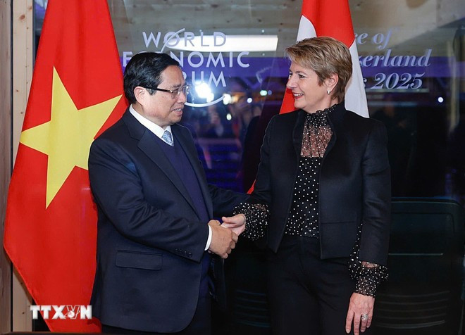 El primer ministro Pham Minh Chinh se reúne con la presidenta suiza Karin Keller-Sutter el 21 de enero de 2025. (Foto: VNA) thu-tuong-tong-thong-thuy-si-1.jpg