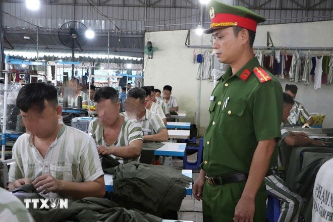 A los presos de la prisión de Phu Hoa se les enseña costura y construcción, y se les orienta para que, tras ser indultados y liberados, puedan reintegrarse a la comunidad. (Foto: VNA) 2108-pham-nhan-1.jpg