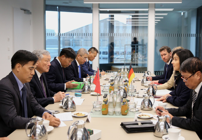 En el encuentro entre el vicepremier Nguyen Hoa Binh y la ministra de Economía y Energía, Katharina Reiche (Fuente: VNA) gap-bo-truong-bo-kinh-te-va-nang-luong-duc-katharina-reiche1111-17592852991241425778699.jpg