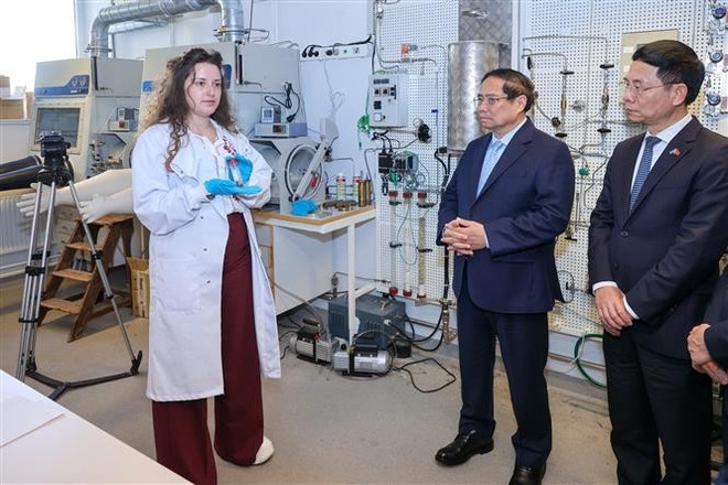 El primer ministro Pham Minh Chinh (centro) en la División de Ciencias e Ingeniería Nuclear (NSE) del Departamento de Física del Real Instituto de Tecnología (KTH) de Suecia, el 13 de junio de 2025. (Foto: VNA) vna-potal-thu-tuong-tham-phong-thi-nghiem-hat-nhan-cua-vien-cong-nghe-hoang-gia-thuy-dien-8090486.jpg