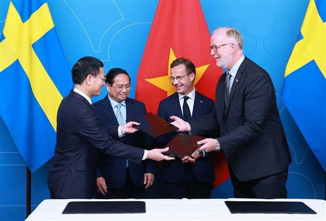 Ambos líderes presencian la firma del Acuerdo de asociación estratégica sectorial en ciencia, tecnología, innovación y transformación digital (Fuente: VNA) vna-potal-thu-tuong-pham-minh-chinh-hoi-dam-voi-thu-tuong-thuy-dien-8090472.jpg