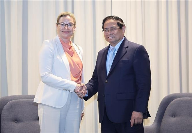 El primer ministro de Vietnam, Pham Minh Chinh (derecha) y la presidenta regional para el Norte de Europa del grupo AstraZeneca, Emelie Antoni(Fuente: VNA) vna-potal-thu-tuong-pham-minh-chinh-tiep-lanh-dao-mot-so-tap-doan-cua-thuy-dien-8090519.jpg
