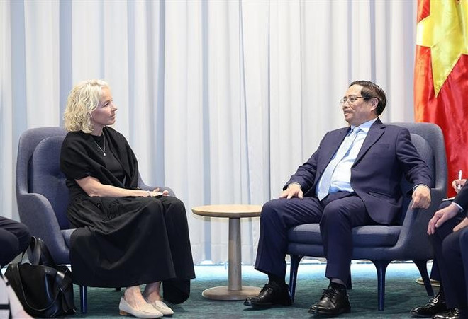 El primer ministro de Vietnam, Pham Minh Chinh (derecha) y la presidenta de SYRE, Susanna Campbell (Fuente: VNA) vna-potal-thu-tuong-pham-minh-chinh-tiep-lanh-dao-mot-so-tap-doan-cua-thuy-dien-8090522.jpg