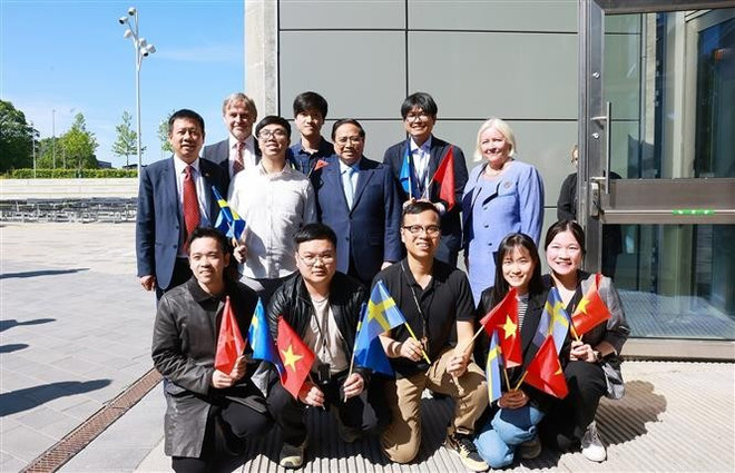 El primer ministro Pham Minh Chinh con estudiantes y posgraduados vietnamitas que estudian e investigan en la Universidad de Uppsala (Fuente: VNA) vna-potal-thu-tuong-gap-chuyen-gia-dai-hoc-uppsala-cua-thuy-dien-8091108.jpg