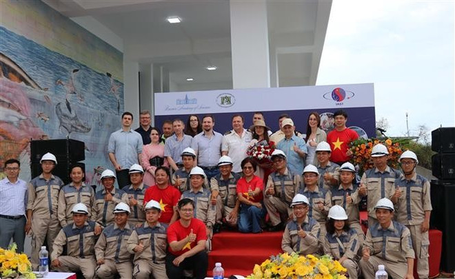 La expedición se lleva a cabo en el contexto del 75º aniversario del establecimiento de relaciones diplomáticas entre Vietnam y Rusia (Fuente: VNA) vna-potal-don-tau-nghien-cuu-khoa-hoc-vien-si-oparin-khao-sat-da-dang-sinh-hoc-vung-bien-viet-nam-8008258.jpg
