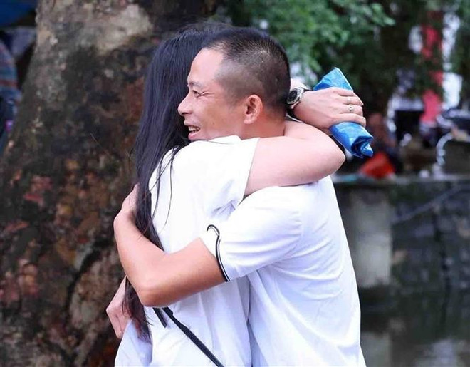 Un indultado se reúne con su familiar. (Foto: VNA) vna-potal-le-cong-bo-quyet-dinh-dac-xa-cua-chu-tich-nuoc-nam-2025-8007680.jpg