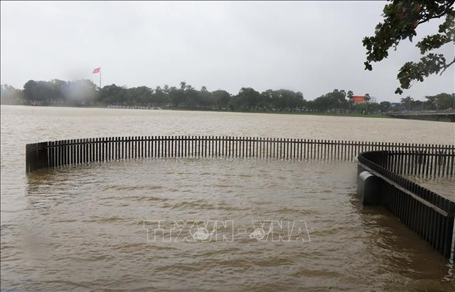 El puente peatonal a lo largo de la orilla sur del río Huong (Perfume) en la ciudad de Hue se inundó debido a que los niveles de inundación superaron el nivel de alerta 1 en la mañana del 22 de octubre. Foto: VNA hue-2-1.jpg