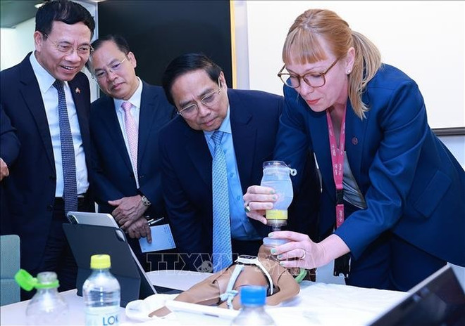 El primer ministro Pham Minh Chinh observa una simulación de atención de emergencia neonatal realizada con las tecnologías desarrolladas por el Instituto Karolinska. (Foto: VNA) hc3acnh-e1baa3nh-4.jpg