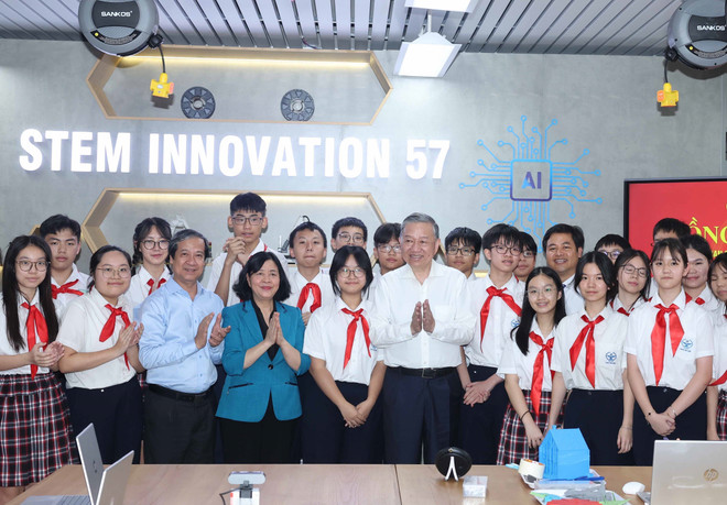 El secretario del Partido Comunista de Vietnam, To Lam, conversa con los profesores y alumnos en Hanoi (Fuente: VNA) vna-potal-tong-bi-thu-to-lam-tham-dong-vien-thay-va-tro-nganh-giao-duc-thu-do-8031996.jpg