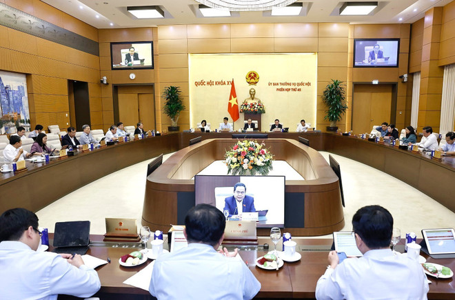 En la cita (Fuente: VNA) vna-potal-ubtv-quoc-hoi-cho-y-kien-ve-du-thao-nghi-quyet-phat-trien-kinh-te-tu-nhan-8032093-1.jpg