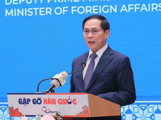 El viceprimer ministro y canciller de Vietnam, Bui Thanh Son, habla en el evento (Fuente: VNA) vna-potal-hoi-nghi-toan-the-e2809cgap-go-han-quoce2809d-8031729.jpg