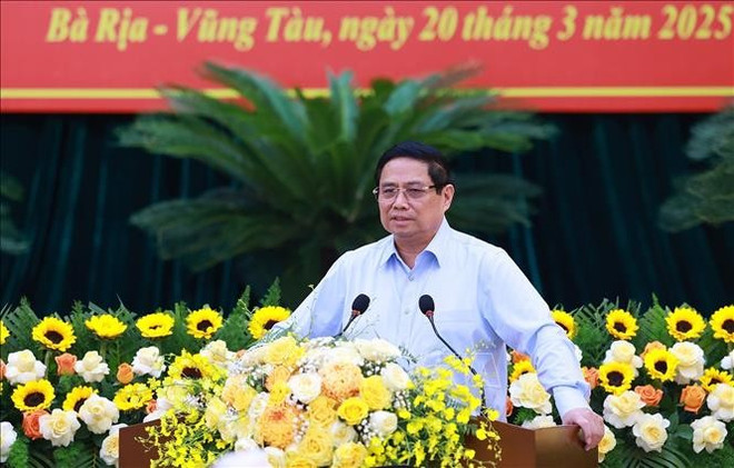 El primer ministro Pham Minh Chinh habla en la conferencia (Fuente: VNA) thu-tuong-20032025-01.jpg
