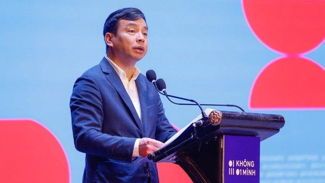 El mayor general Nguyen Xuan Minh, director del Departamento de Ciberseguridad y Prevención del Crimen Tecnológico del Ministerio de Seguridad Pública, interviene en la ceremonia de lanzamiento de la campaña de comunicación "No Estás Solo". (Fuente: nhandan.vn) image-3.jpg