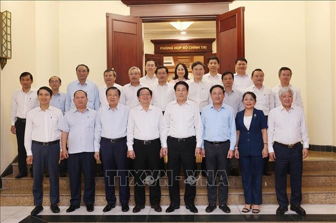 El presidente Luong Cuong posa una foto con los delegados del Comité partidistas de Gia Lai (Fuente: VNA) ctn-voi-gia-lai.jpg