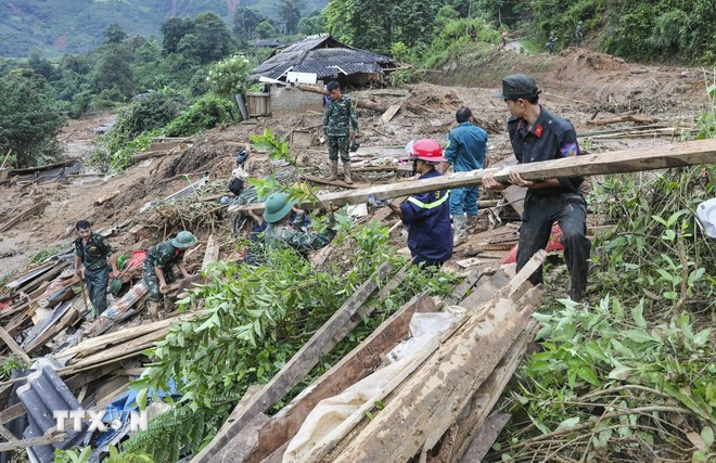 Las fuerzas armadas apoyan a la población para superar las consecuencias de las inundaciones repentinas y los deslizamientos de tierra. (Foto: VNA) 0208-dien-bien-khac-phuc-hau-qua-mua-lu-4.jpg