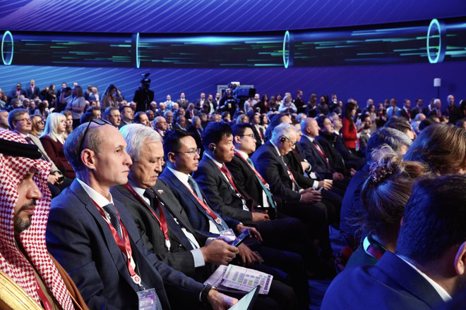 En la cita (Fuente: VNA) vna-potal-khai-mac-dien-dan-tuan-nang-luong-nga-2025-8340684.jpg