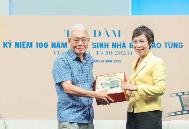 La directora general de VNA, Vu Viet Trang (der.), entrega un obsequio a un representante de la familia del periodista Dao Tung. (Foto: VNA) vna-potal-toa-dam-e2809cky-niem-100-nam-ngay-sinh-nha-bao-dao-tunge2809d-8340805.jpg
