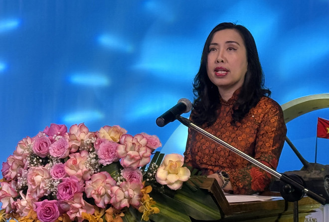 La viceministra de Relaciones Exteriores, Le Thi Thu Hang, habla en el evento (Fuente: VNA) vna-potal-tuoi-tre-kieu-bao-chung-tay-viet-tiep-cau-chuyen-hoa-binh-8153191.jpg