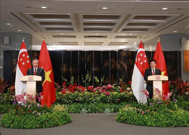 El secretario general To Lam (izquierda), y el primer ministro singapurense Lawrence Wong durante una rueda de prensa (Fuente: VNA) vna-potal-nang-cap-quan-he-viet-nam-singapore-len-doi-tac-chien-luoc-toan-dien-stand.jpg