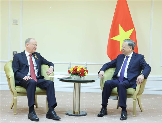 En la reunión con Nikolái Patrushev, presidente del Consejo Marítimo de Rusia y exsecretario del Consejo de Seguridad (Fuente: VNA) vna-potal-tong-bi-thu-to-lam-tiep-nguyen-thu-ky-hoi-dong-an-ninh-nga-patrushev-8025462.jpg