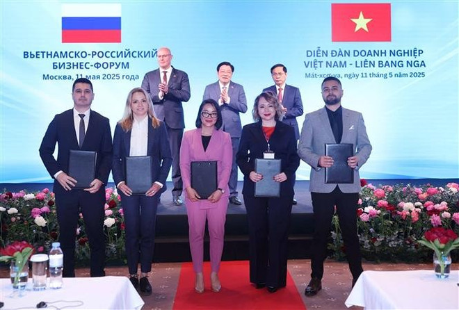 Se entregan siete Acuerdos de Cooperación en el foro (Fuente: VNA) vna-potal-tong-bi-thu-to-lam-du-dien-dan-doanh-nghiep-viet-nam-nga-8025547.jpg