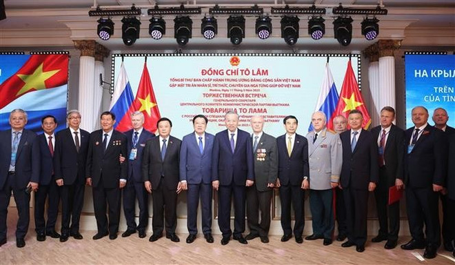 En la cita (Fuente: VNA) vna-potal-tong-bi-thu-to-lam-gap-mat-tri-an-nhan-si-tri-thuc-chuyen-gia-nga-tung-giup-do-viet-nam-8025646.jpg