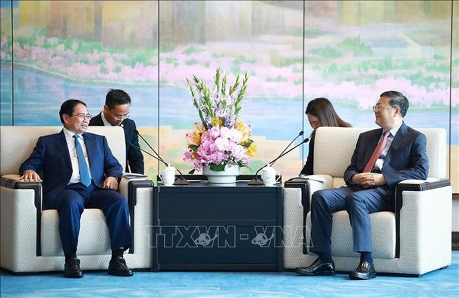 En el encuentro (Fuente: VNA) ham-minh-chinh-gap-bi-thu-thanh-uy-thuong-hai-tran-cat-ninh-stand.jpg