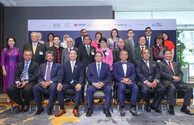 El primer ministro de Vietnam, Pham Minh Chinh (centro de primera fila) toma una foto con los delegados del evento (Fuente: VNA) vna-potal-thu-tuong-du-dien-dan-lanh-dao-va-doi-tac-asean-8053095.jpg