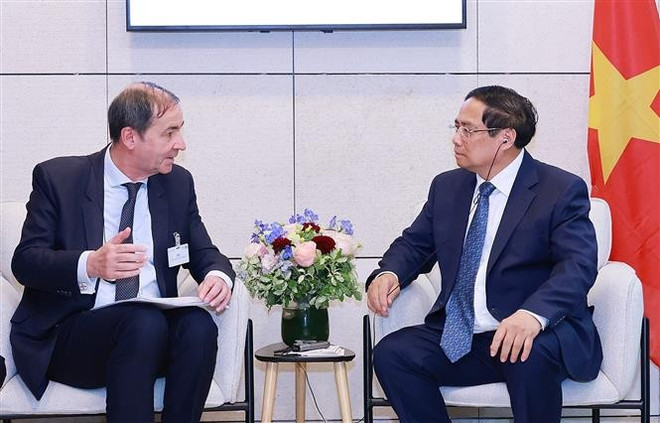 El primer ministro de Vietnam, Pham Minh Chinh (derecha) y representante del grupo EDF (Fuente: VNA) vna-potal-thu-tuong-tiep-mot-so-doanh-nghiep-phap-8086230.jpg