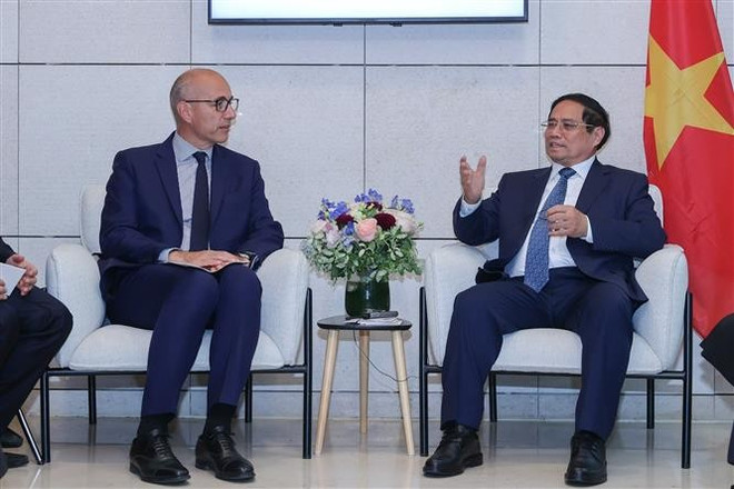 El primer ministro de Vietnam, Pham Minh Chinh (derecha) y Philippe Bardol, director regional de Asia-Pacífico de Safran (Fuente: VNA) vna-potal-thu-tuong-tiep-mot-so-doanh-nghiep-phap-8086231.jpg
