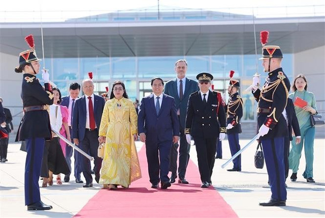 El primer ministro Pham Minh Chinh, acompañado de su esposa y la delegación de alto nivel de Vietnam, parte de París rumbo a Suecia (Fuente: VNA) vna-potal-thu-tuong-va-phu-nhan-sang-tham-chinh-thuc-thuy-dien-8086565.jpg