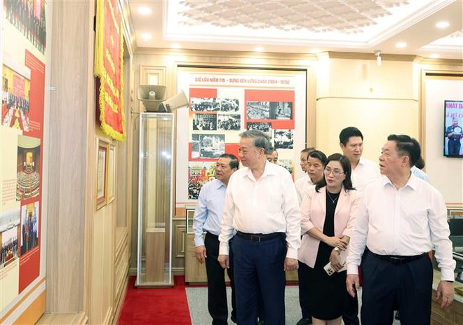 El secretario general To Lam visita la Sala Tradicional de la Comisión de Propaganda, Educación y Movilización de Masas del Comité Central del PCV (Fuente: VNA) vna-potal-tong-bi-thu-to-lam-lam-viec-voi-ban-tuyen-giao-va-dan-van-trung-uong-8085958.jpg