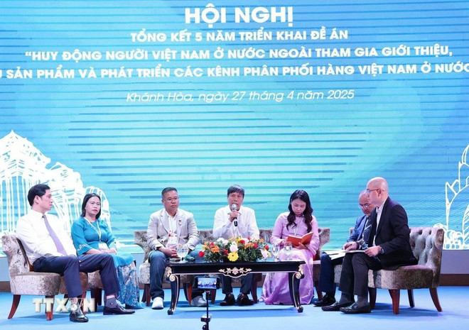 En una conferencia revisando los resultados del proyecto tras cinco años de implementación. (Foto: VNA) 0105-kieu-bao-hang-hoa-viet.jpg