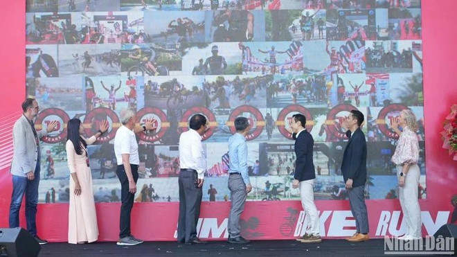 Delegados inauguran el IRONMAN 70.3 Vietnam 2025 (Foto: nhandan.vn) z6583185113010-4f505a37bdec870225a938b242b7c4a7-3725-17-7644-8818jpg.jpg