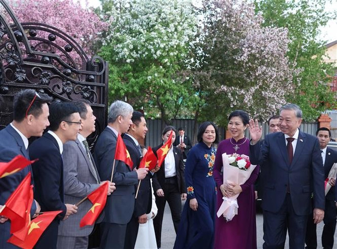 El secretario general del Partido Comunista de Vietnam, To Lam se reúne con personal de la Embajada de Hanoi en Astana (Fuente: VNA) thumbstand-7.jpg
