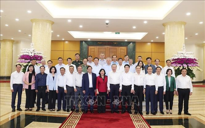 El secretario general To Lam y los delegados del Comité partidista de Hanoi (Fuente: VNA) ha-noi.jpg