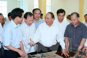 Primer ministro de Vietnam visita provincia afectada por tormenta