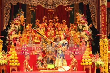 Diplomáticos extranjeros exploran culto tradicional de Vietnam a Madre Diosa