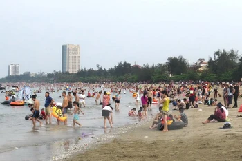 Inaugura fiesta de polo de turismo costero en Nghe An
