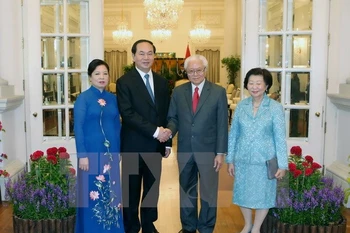Presidente de Vietnam dialoga con líderes de Singapur
